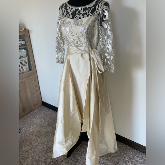 Adrianna Papell Dresses & Skirts - Adrianna Pappell formal dress size 6